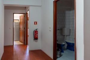 een badkamer met een brandblusser aan de muur bij Global Guest Sintra in Sintra