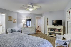 um quarto com uma cama e uma televisão de ecrã plano em Ocean Breeze 7 em Hilton Head Island