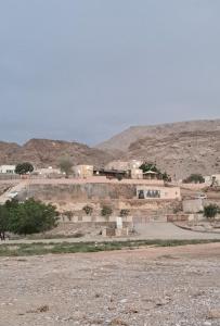 a small town in the middle of a desert at Alshumukh guesthouse in Al Ghalīlah