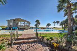 een resort met een zwembad en een gebouw bij Oceanwood 112 in Hilton Head Island