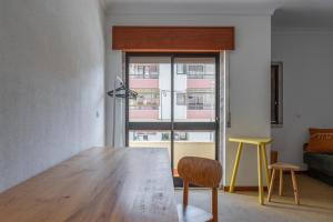 een woonkamer met een tafel en een bank bij Global Guest Sintra in Sintra