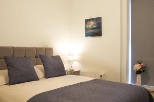 Ένα ή περισσότερα κρεβάτια σε δωμάτιο στο Blue Door Apartments