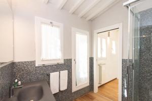 W łazience znajduje się umywalka i przeszklony prysznic. w obiekcie Machiavelli Apartment by Firenze Prestige we Florencji