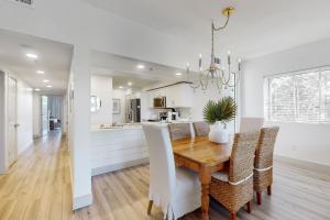 Un comedor y una cocina con mesa y sillas. en High Pointe 2221, en Inlet Beach