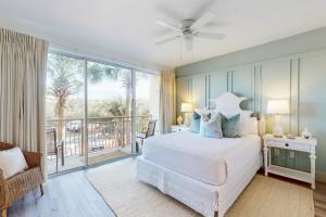 Un dormitorio con una cama grande y un balcón. en High Pointe 2221, en Inlet Beach 38 fotos más
