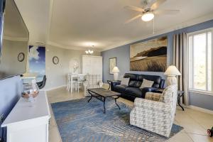 een woonkamer met een bank en een tafel bij Sea Crest 2405 in Hilton Head Island