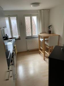 een keuken met een tafel en een tafel en een eetkamer bij 1.5 Zimmer Wohnung Altstadt Zug in Zug