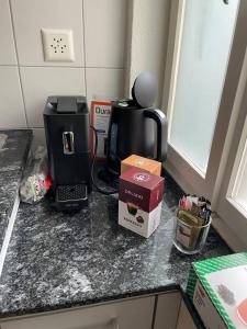 eine Theke mit Kaffeemaschine und eine Schachtel darauf in der Unterkunft 1.5 Zimmer Wohnung Altstadt Zug in Zug