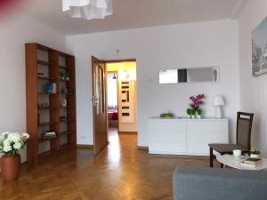 een woonkamer met een bank en een tafel bij Przytulne mieszkanie w centrum. in Białystok