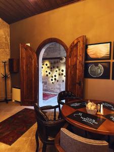 Habitación con mesa, sillas y pared con puerta. en Four Mansions Hotel, en Kayseri