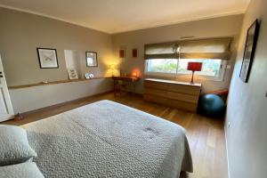 Postel nebo postele na pokoji v ubytování Spacious house with swimming pool