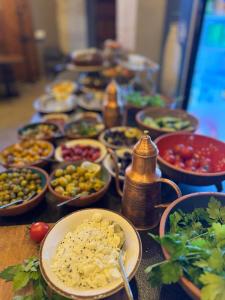uma mesa coberta com tigelas de diferentes tipos de alimentos em Four Mansions Hotel em Kayseri