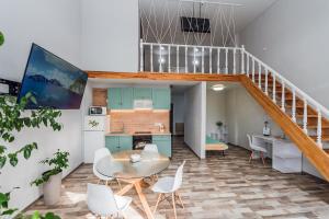 Il comprend une cuisine et un salon avec une table et des chaises. dans l'établissement Двухуровневая квартира, à Kiev