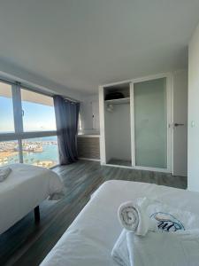 - une chambre avec un lit et une vue sur l'océan dans l'établissement Skol 925A by Completely Marbella, à Marbella