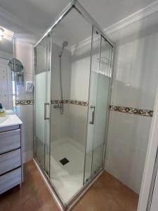 La salle de bains est pourvue d'une douche avec une porte en verre. dans l'établissement Skol 925A by Completely Marbella, à Marbella