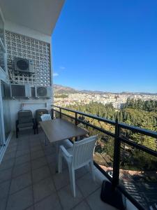 d'un balcon avec une table et des chaises et une vue. dans l'établissement Skol 925A by Completely Marbella, à Marbella