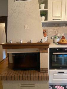 una cocina con estufa y microondas en Grazioso appartamento, en Pieve Santo Stefano 4 fotos más