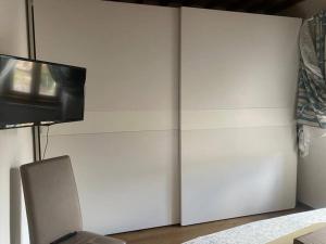 Una sala de estar con una pared con un televisor de pantalla plana. en Grazioso appartamento, en Pieve Santo Stefano