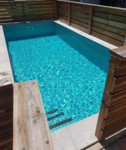 una grande piscina con acqua blu di Cosy 3 bedroom apartment a Flic-en-Flac