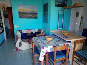 uma cozinha com uma mesa e uma sala de jantar em Appartamento I Mirti - Punta Negra - Stintino em Stintino