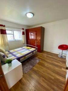 Habitación con cama y escritorio. en 3 Bedroom House-Garden-Stratford-Olympic Park en Londres