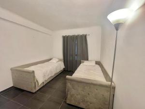 - une petite chambre avec un lit et une lampe dans l'établissement APPARTEMENT 2 CHAMBRES PROCHE CROISETTE, à Cannes