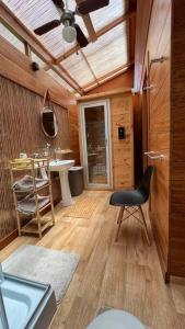 uma casa de banho com um lavatório e uma cadeira num quarto em Vista panorámica de Laguna Azul en Sauce-San Martín em Sauce
