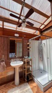 a bathroom with a sink and a shower at Fundo Don Alfredo en Laguna Azul Sauce, Tarapoto-San Martín in Sauce