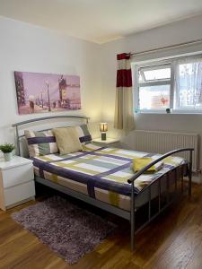 1 dormitorio con cama y ventana en 3 Bedroom House-Garden-Stratford-Olympic Park en Londres