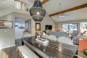 una sala de estar con una gran mesa de madera y sillas en Townhouse Manor 20, en Hilton Head Island