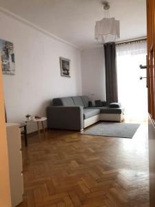 - un salon avec un canapé et une table dans l'établissement Przytulne mieszkanie w centrum., à Białystok