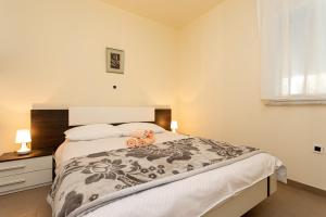 una camera da letto con un letto e un animale di peluche di Apartment N4 D&D, Baska a Baška