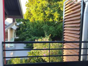 vistas a un balcón con terraza de madera en T3 Cosy Côté Lagon, en Saint-Leu