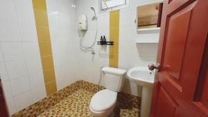 La salle de bains est pourvue de toilettes et d'un lavabo. dans l'établissement อิงน้ำท่าจีน (ท่าจีนรีสอร์ท), à Suphanburi