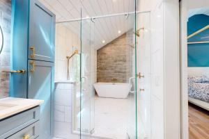 uma casa de banho com uma cabina de duche em vidro e uma banheira em 194 Ryder Cup em Kiawah Island