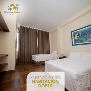 una habitación de hotel con 2 camas y una señal para una política de atenuación del hotel en Paraiso Wasi, en Tarapoto