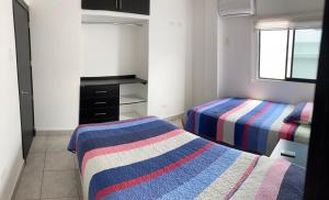 1 Schlafzimmer mit 2 Betten und einem Fenster in der Unterkunft Manta (casa ) in Manta