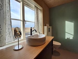 un bagno con lavandino e ampia finestra di The forgotten farmhouse a Skogar