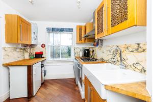 Küche/Küchenzeile in der Unterkunft Central 1BR, 4min Vauxhall & Oval, 30min Big Ben
