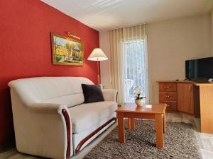 A television and/or entertainment centre at Hévíz Apartman Hévíz