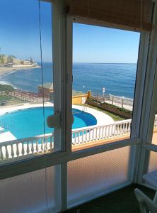 una ventana con vistas a la piscina en Admiral's Mediterranean View, en Sitio de Calahonda