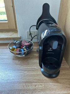 een koffiezetapparaat naast een kom eieren bij Apartment Troger in Fieberbrunn