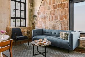 un soggiorno con divano blu e tavolo di Sonder The Schaeffer a New Orleans