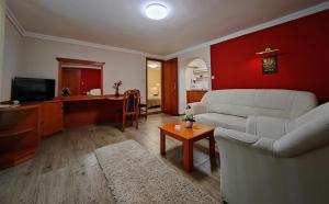 A television and/or entertainment centre at Hévíz Apartman Hévíz