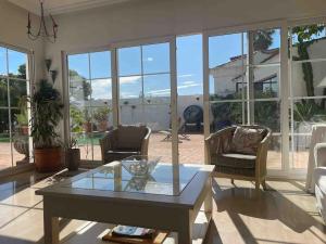 奇瓦的住宿－Agradable Casa con maravillosas vistas，客厅配有玻璃桌和椅子
