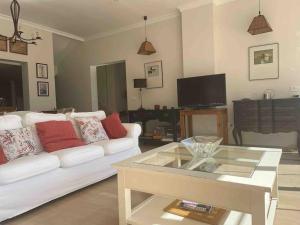 ein Wohnzimmer mit einem weißen Sofa und einem Couchtisch in der Unterkunft Agradable Casa con maravillosas vistas in Chiva