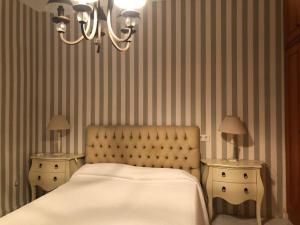 奇瓦的住宿－Agradable Casa con maravillosas vistas，一间卧室配有一张床和两个带灯的床头柜