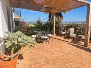 奇瓦的住宿－Agradable Casa con maravillosas vistas，享有美景的庭院配有桌椅。
