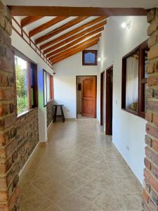 un pasillo en una casa con una pared de ladrillo en CASA VACACIONAL SAN MARCOS, en Villa de Leyva