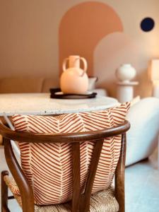 einen Tisch mit einer Vase auf einem Stuhl in der Unterkunft New ! Superbe studio - Déco Marrakech Flair in Mons